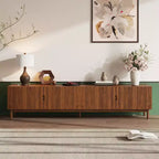 Meuble TV de 87 po pour téléviseurs jusqu'à 90 po, console média avec 4 armoires, pieds en bois massif et panneau à rainures verticales, centre de divertissement moderne